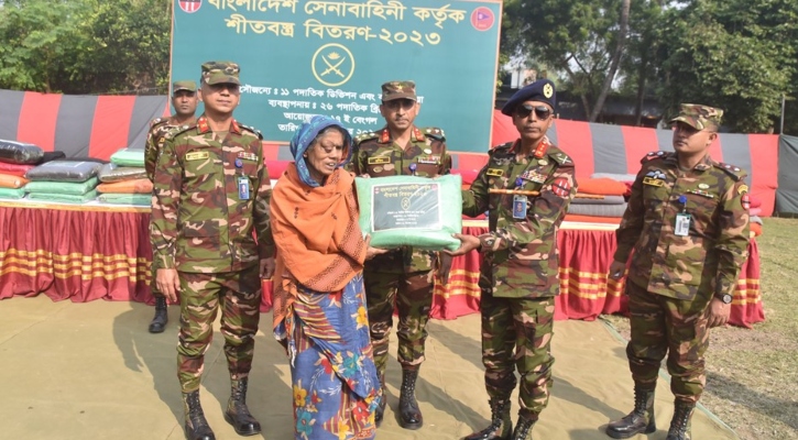 নাটোরে শীতার্ত ৬০০ মানুষের মধ্যে কম্বল বিতরণ করল সেনাবাহিনী